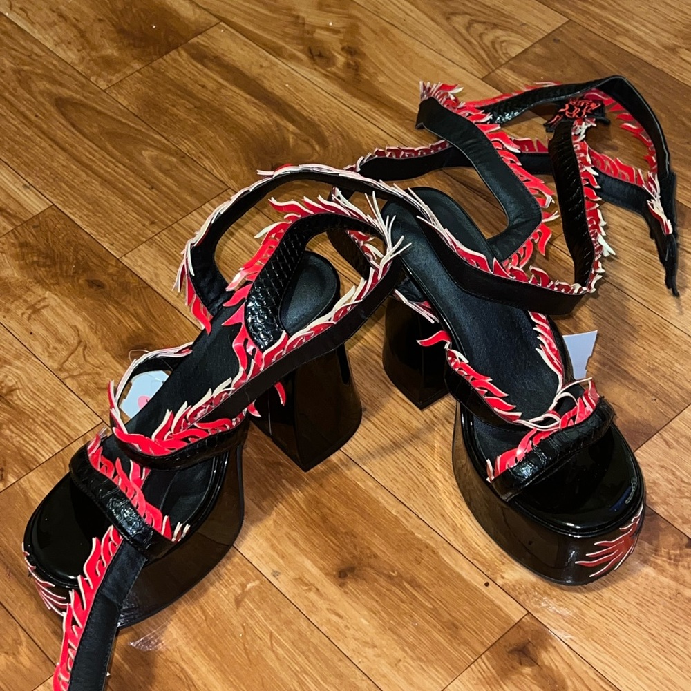 current mood dragon platform wrap red and black heels with velcro strap size 9
